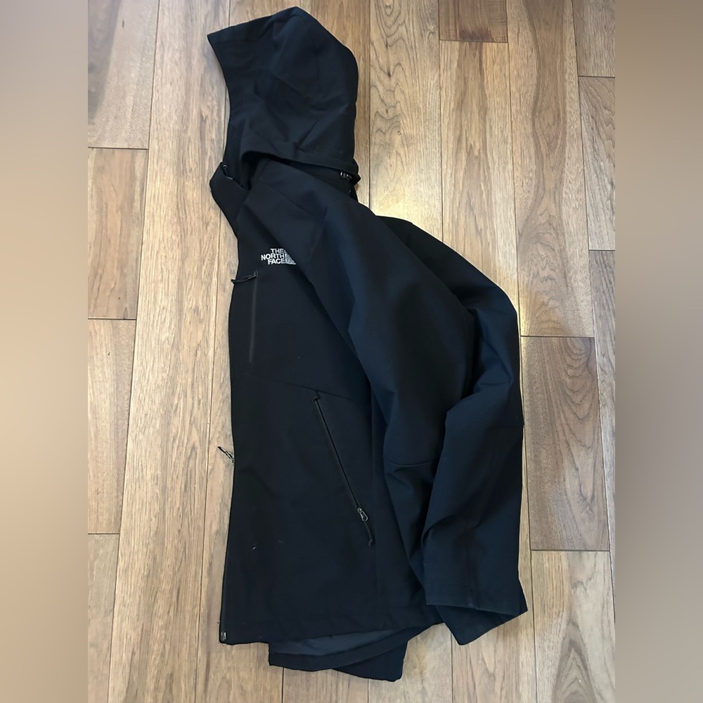 The North Face Men's heavyweight Jacket in Black - Picture 2 of 4